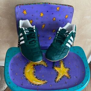 Fun, funky, men’s green Adidas sneakers 💗